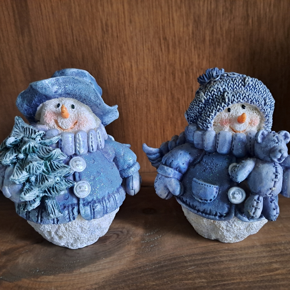 2 beautiful snowmen like new